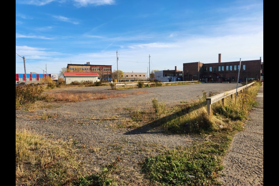 A vacant lot at 114 Miles St. East could accommodate up to 80 temporary housing units (TBnewswatch photo)