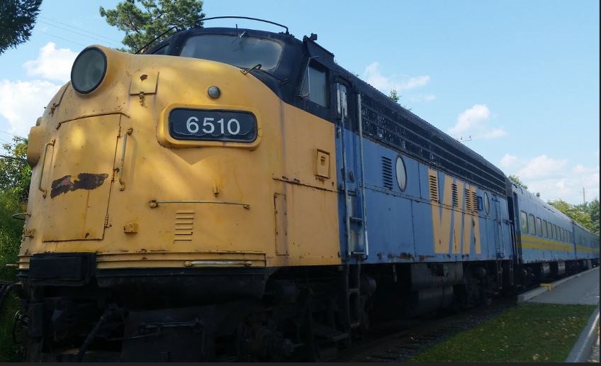 A former VIA Rail passenger train is on display at Thunder Bay's Kam River Heritage Park (Michel Curi/Flickr)