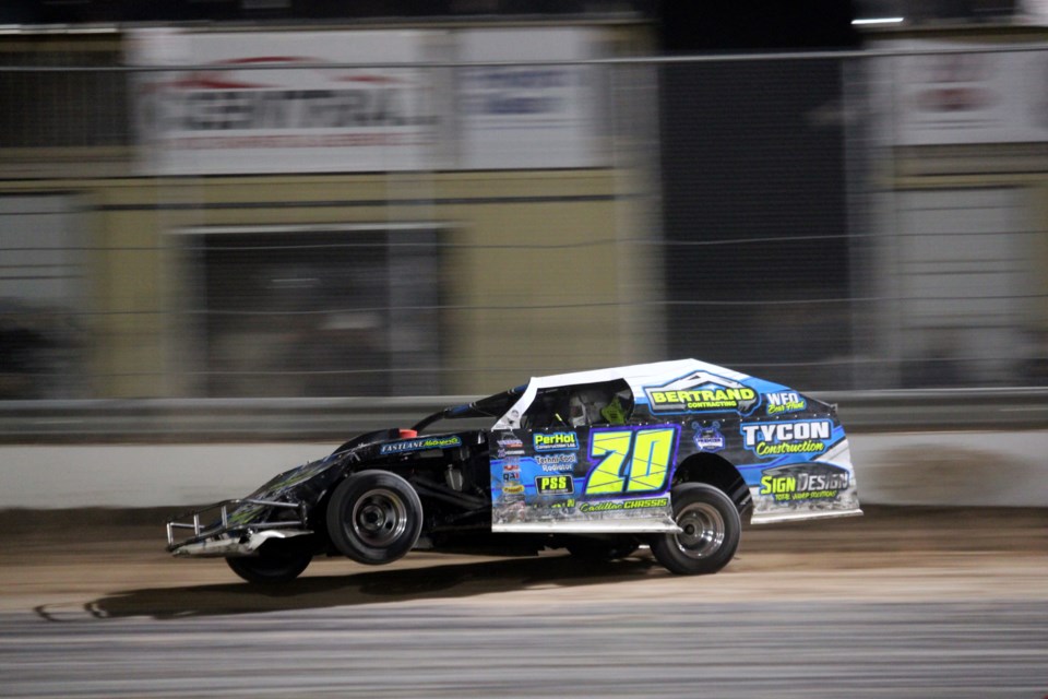 David Simpson powers his away around the Thunder City Speedway in his #70 WISSOTA Midwest Modified.