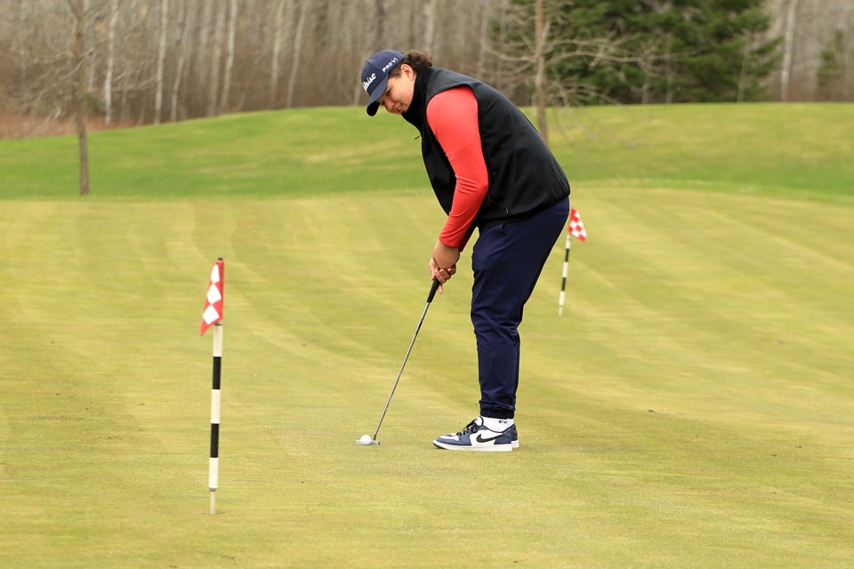 Nicolas Pavletic practices his putting on Friday, May 10, 2024 at Whitewater Golf Course. (Leith Dunick, tbnewswatch.com)
