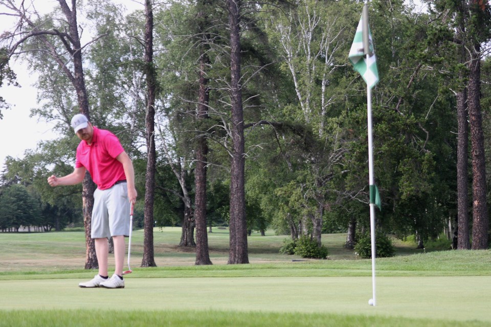 Robert Cumming begins his first pump as his birdie putt on the 18th hole drops. (Michael Charlebois, tbnewswatch)