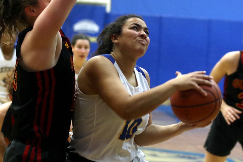 Kaylah Lewis drives to the net on Friday, Feb. 11, 2022 at the CJ Sanders Fieldhouse. (Leith Dunick, tbnewswatch.com)