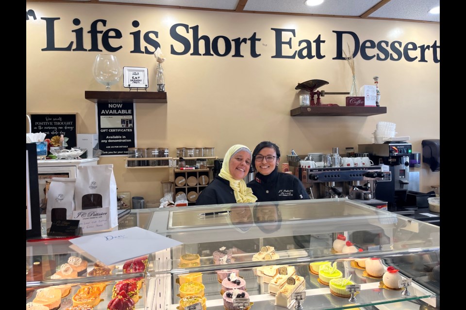 Zahra Anzza (l) owns the bakery together with her husband Juan Asenjo.