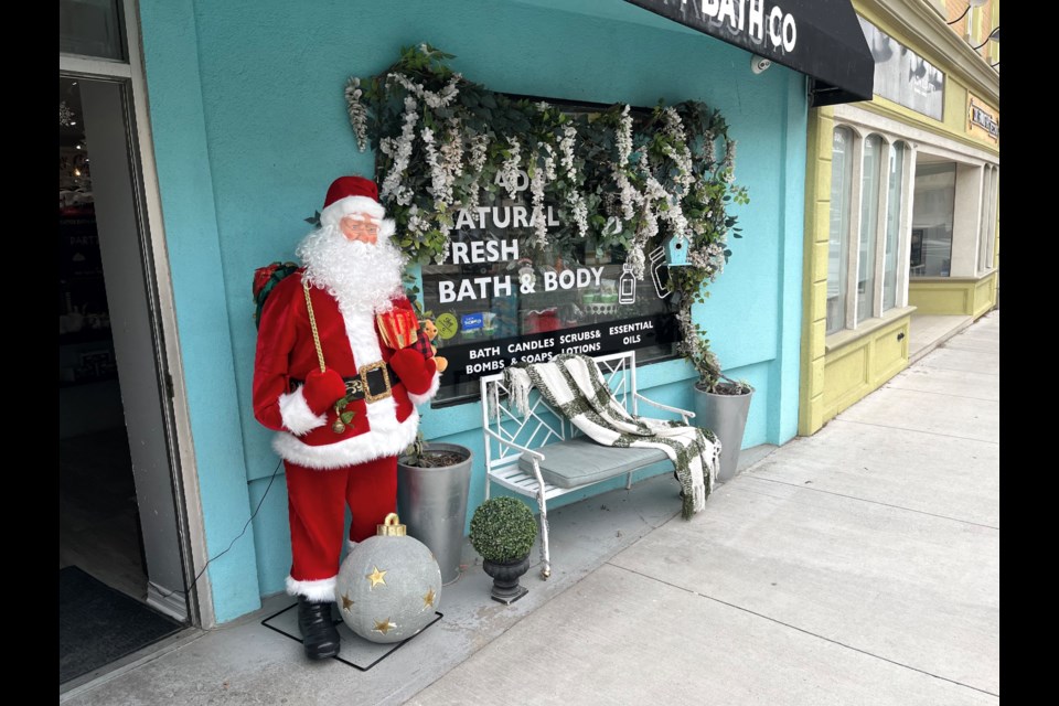 The animatronic Santa in front of Da Bath Bomb Co. 