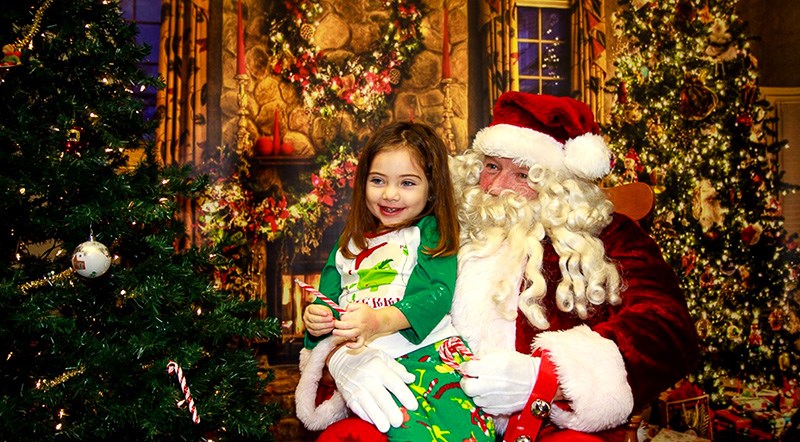 Santa has a little chat with Tessa Chalmers at Port Robinson kids Christmas Party. PHOTO FLANNIGAN