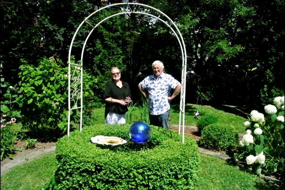 Leslie Daniels (l) in her garden in 2019. Bob Liddycoat / ThoroldToday