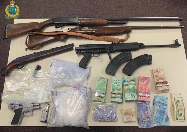 Police seize 36 guns in smuggling bust on Southwestern Ontario river