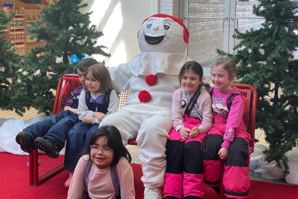 Bonhomme posed with students from École publique Lionel-Gauthier.