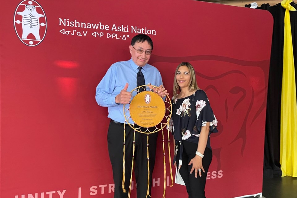 Luke Hunter from Peawanuck (Weenusk) First Nation receives the NAN Staff Recognition Award.