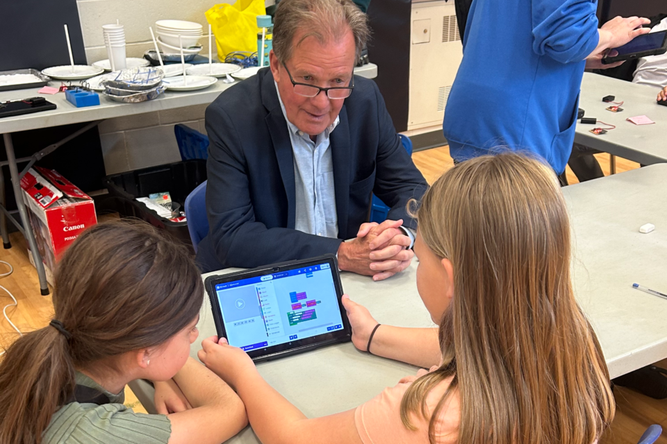 Timmins MPP George Pirie visited Science North's summer camp at Lionel-Gauthier School.