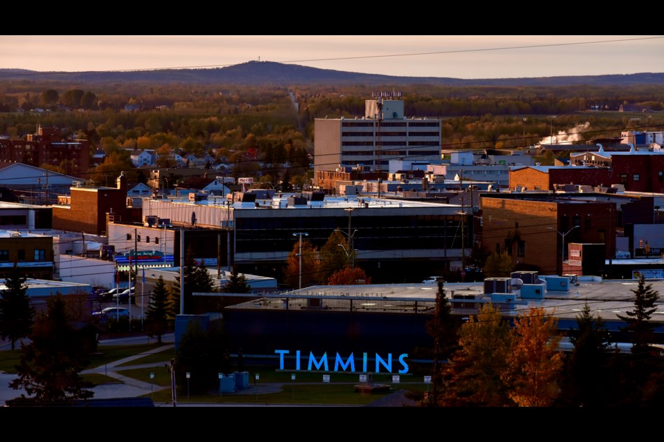 The lookout offers great views of the City of Timmins. Here you can spot the Timmins Museum: NEC, the Senator Hotel and Mount Jamieson.