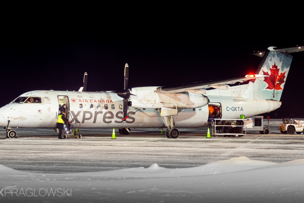 video-history-made-as-air-canada-jazz-s-dash-8-300-makes-last-flight