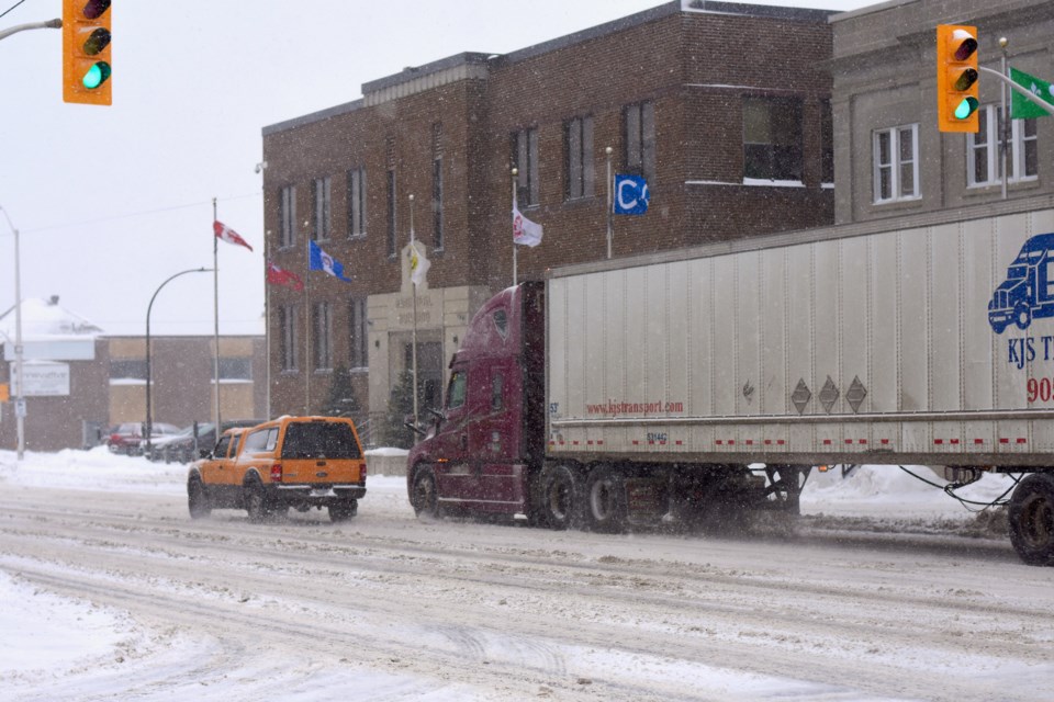 Vehicles on Algonquin Boulevard in front of city hall on Jan. 27, 2025.