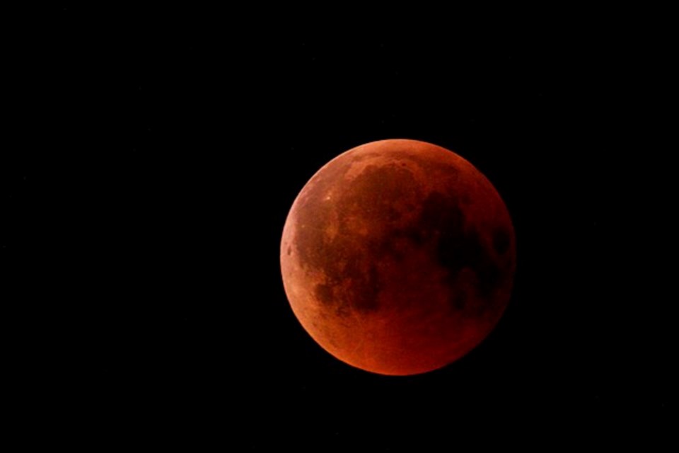 03112025-blood-moon