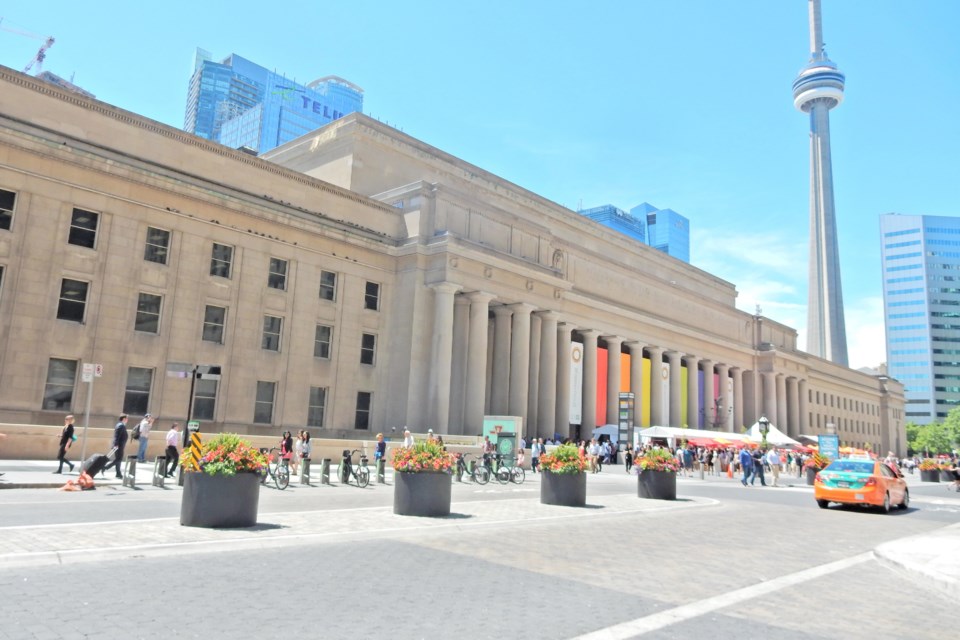 cn_tower__union_station_toronto_canada_29732096004