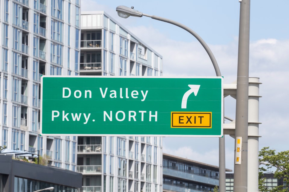 20240822donvalleyparkwaysignageka02