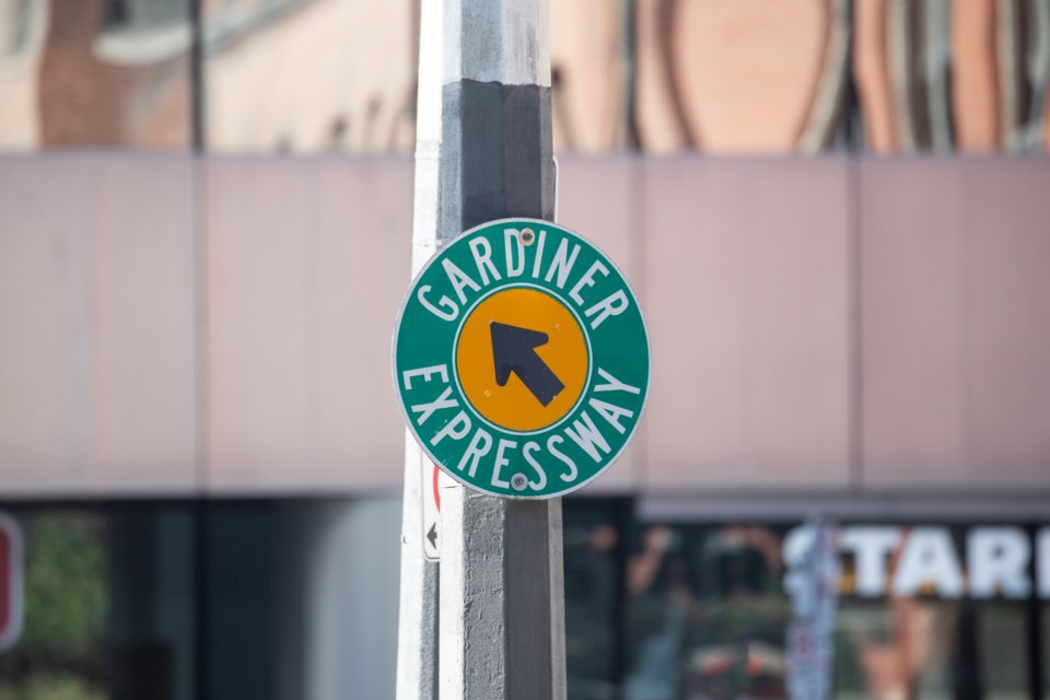 20240822gardinerexpresswaysignageka