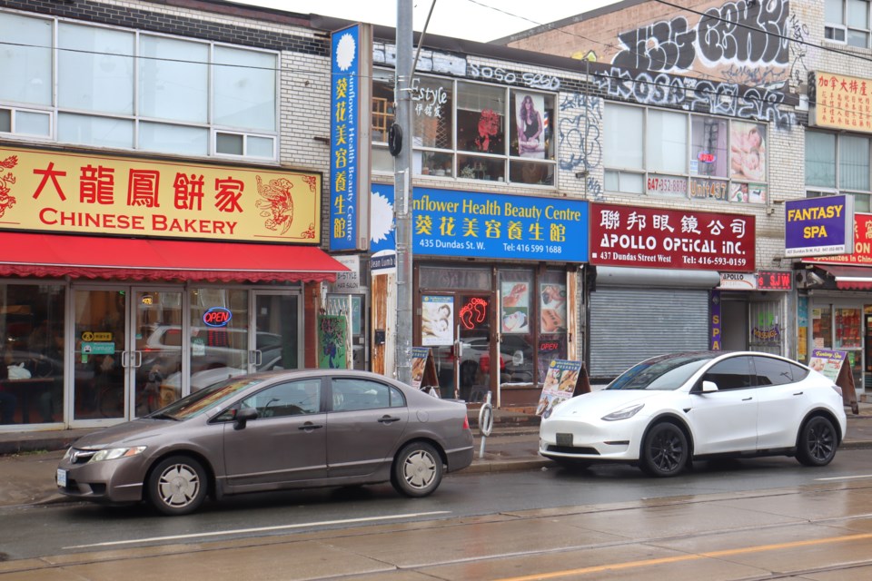 Motorists can once again park along Dundas Street West between Spadina Avenue and McCaul Street.