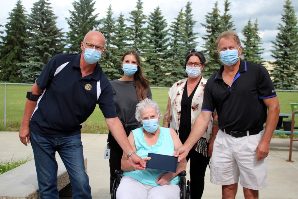 The Rotary Club of Athabasca presented five tablets to the Athabasca Healthcare Centre long term care residents to help them stay connected to family during the pandemic.
(L-R): Brian Scott, Club president-elect, Sam Mann, therapy assistant, Margaret Rollings, resident, Natasha Kapitaniuk, Club Stg. at Arms, Bernie Giacobbo, Club president.
Heather Stocking