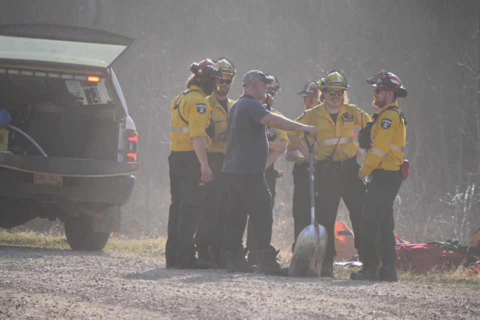 hove-talking-to-alberta-wildfire-firefighters1