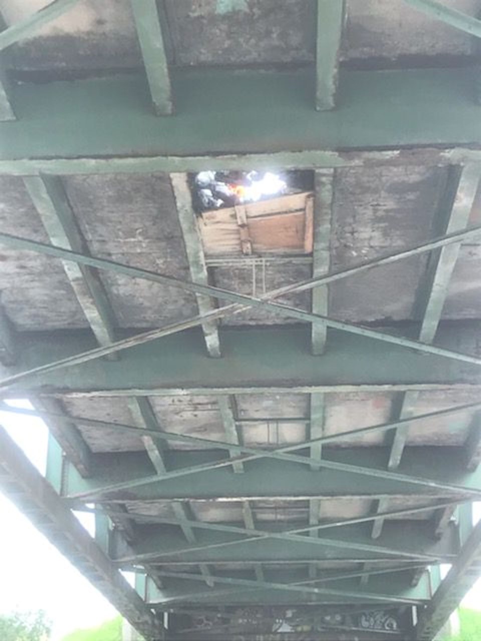 picture-of-the-hole-from-below-the-bridge1