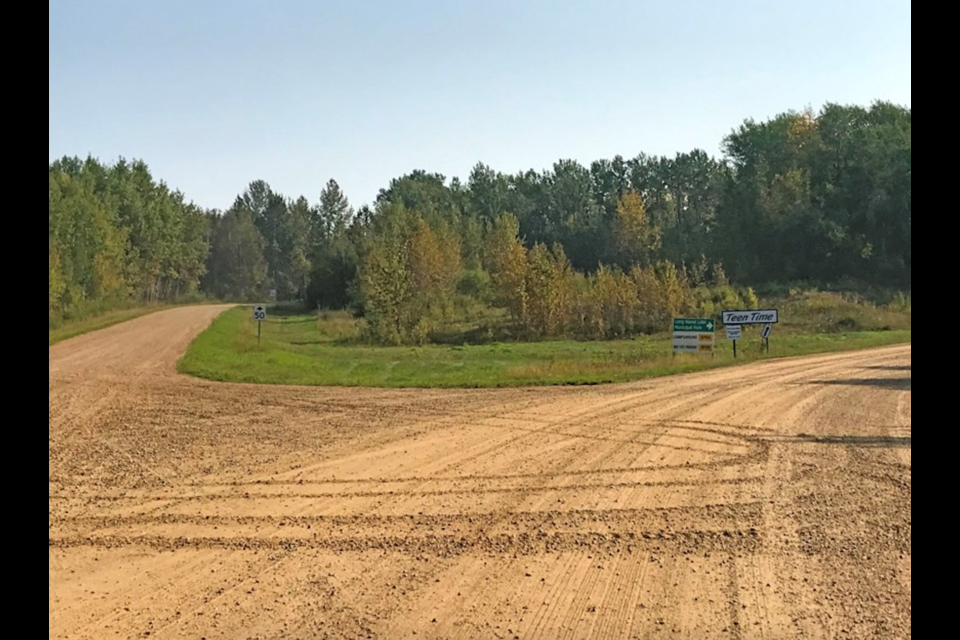 The road on the left forks off to an area near Crown land where a woman was found covered in blood. The road on the right forks off to Long Island Lake RV Resort where passersby took the woman for help.