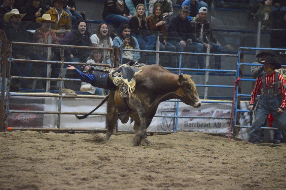 kegan-miller-jr-bull-riding-athabascadsc_0048