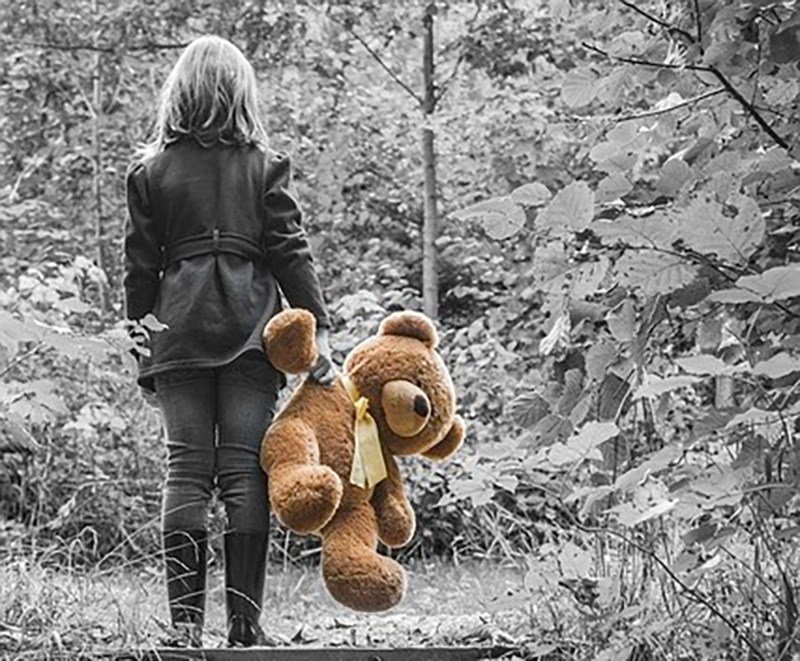 girl-teddy-and-stairs-427-x-640px