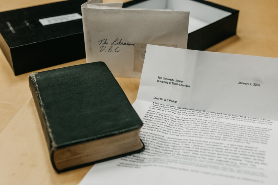 Robert Murray decided to finally return a book he borrowed in 1960 to UBC. The former student mailed the book, a letter, and $100 to the 鶹ýӳuniversity.