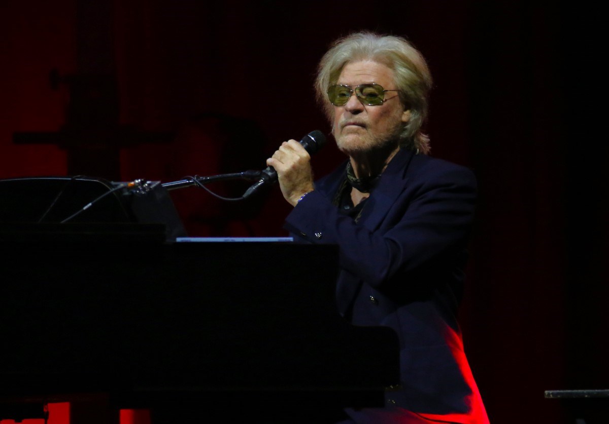 Gwiazda rocka Daryl Hall opuszcza scenę w Vancouver podczas występu