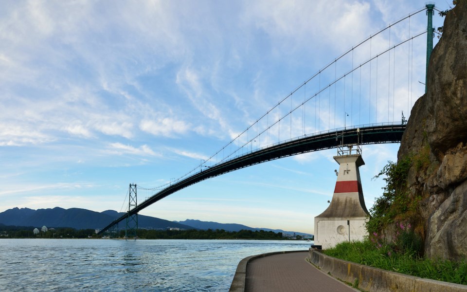 seawall-lions-gate-bridge-stanley-park-vancouver