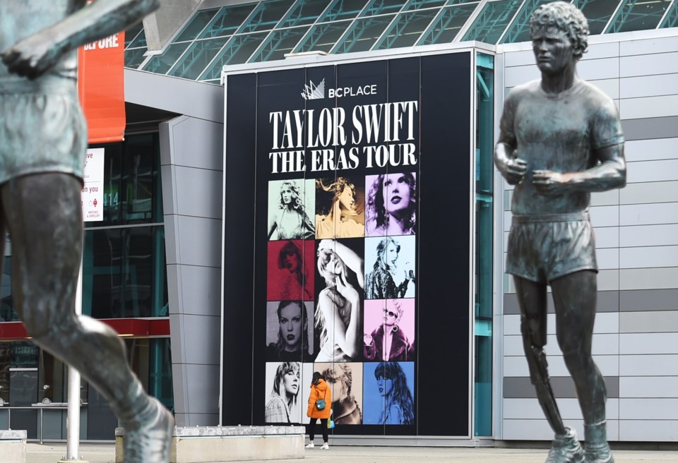 swift-signs-bc-place-eras-tour-2