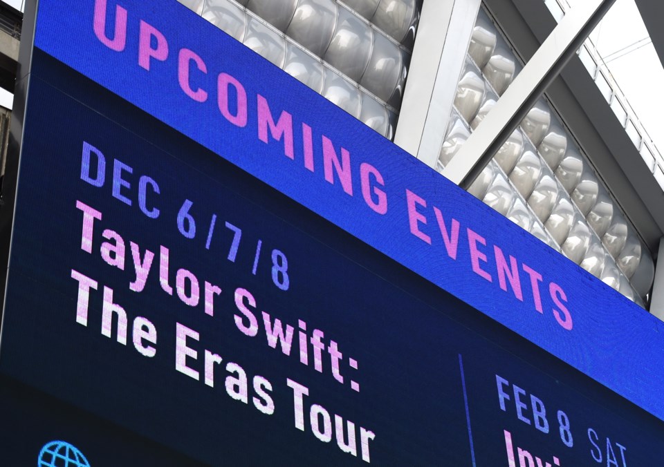 swift-signs-bc-place-eras-tour-5