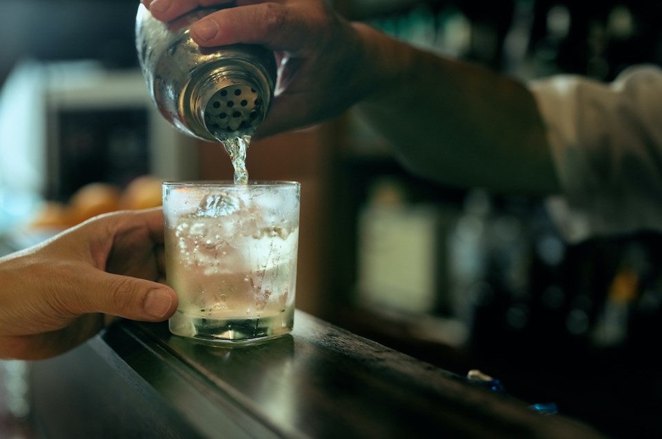 bartender-pouring-cocktail-bar