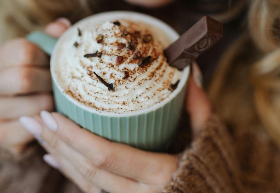 hot-chocolate-pexels-hands-cup-close