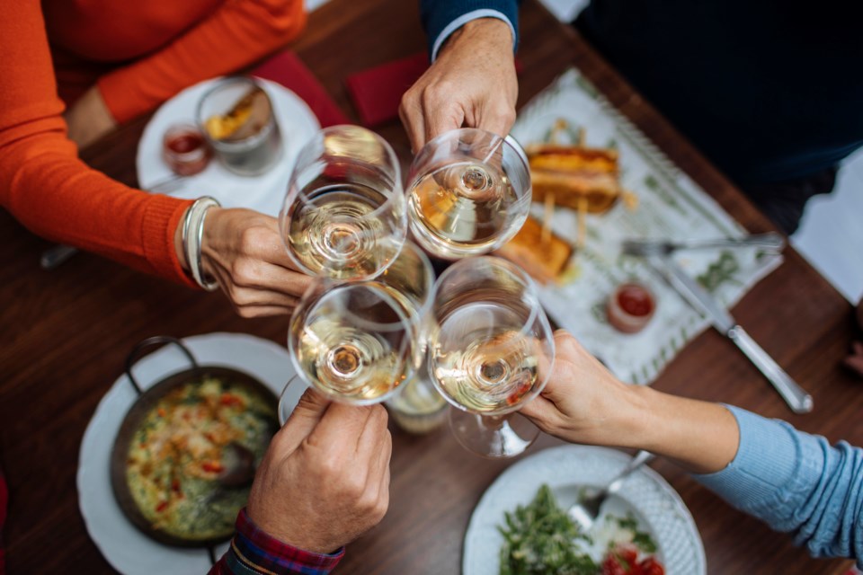 restaurant-table-friends-glasses-wine-dining-out