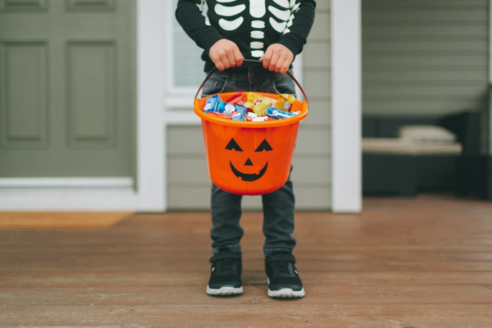 halloween-trick-or-treat-child-pumpkin