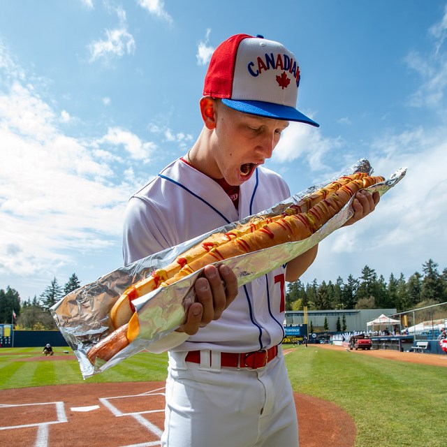 canadians-baseball-hot-dog