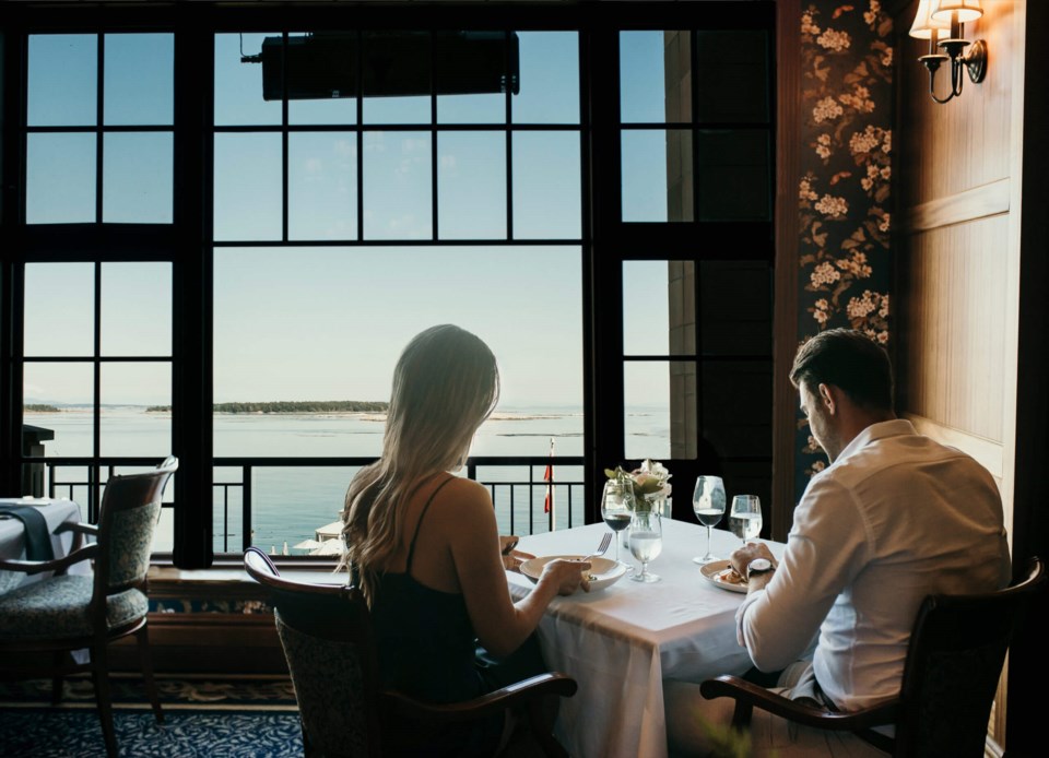 oak-bay-beach-hotel-dining-room