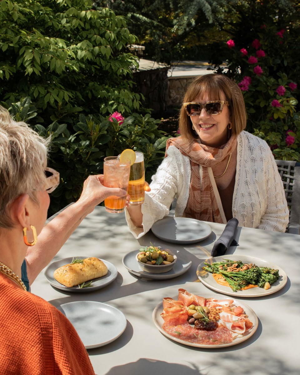 oakbaybeachhotel_dining