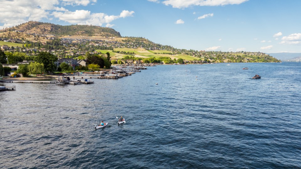 paddling-okanagan-lake-mount-boucherie-background_ken-hagen