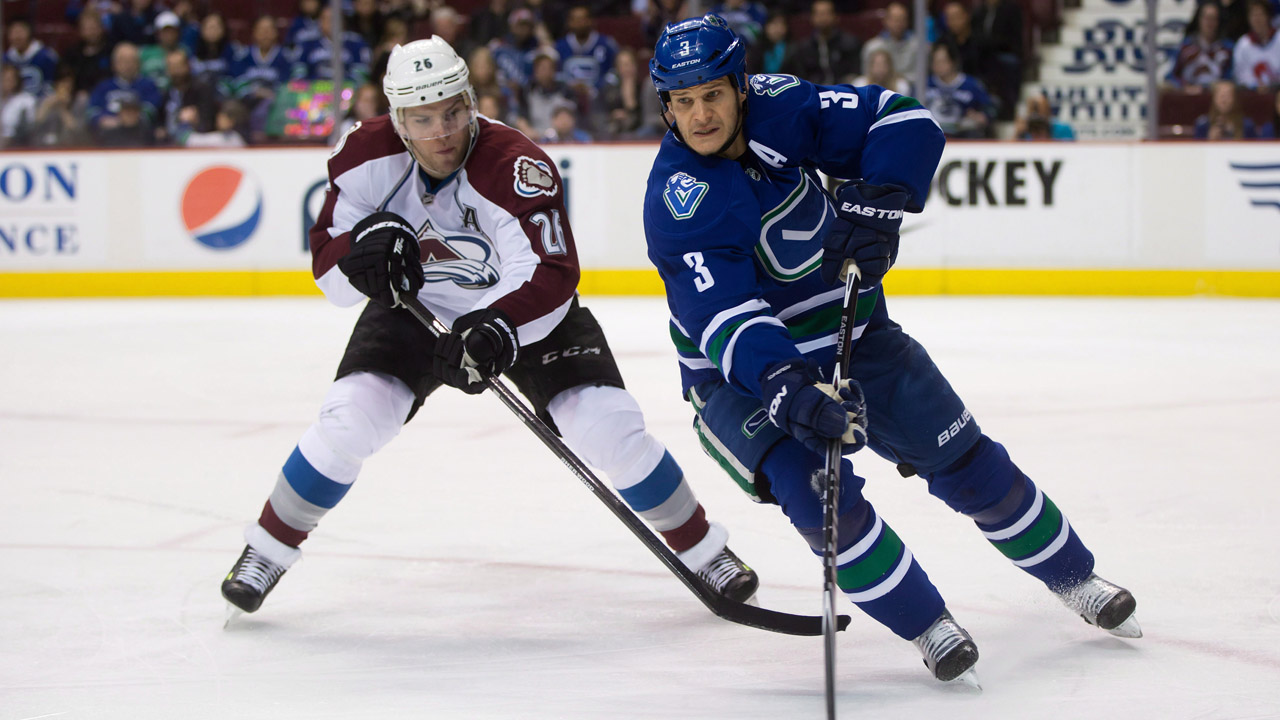 Not officially retired, Bieksa wants to sign one-day contract with Canucks