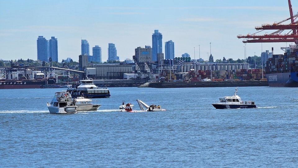 Float plane crashes into boat and sinks in Vancouver harbour ...