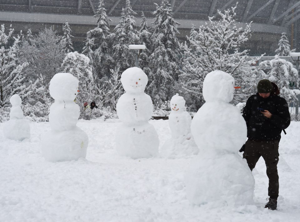 vancouver-group-of-snow-people