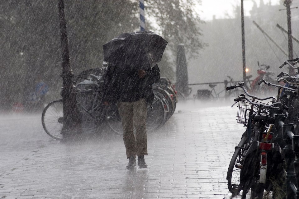 vancouver-weather-heavy-rain-umbrella