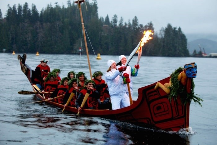  Day 96 – Torchbearer 6 Ali Hunt (R) passes the the flame to Torchbearer 7 Colette Child (L) on a canoe in Port Hardy, British Columbia. Reference code (file): AM1550-S08-3-F096 Photo by Vancouver Organizing Committee for the Olympics