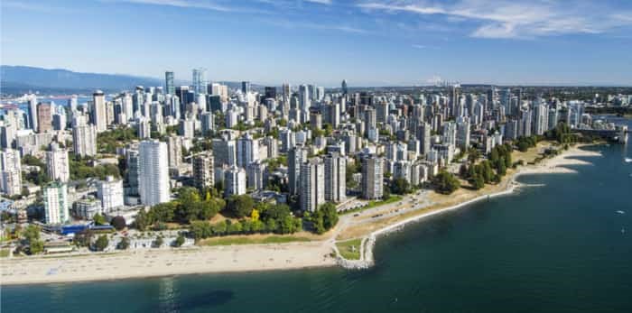  Aerial image of English Bay and 鶹ýӳ/ Shutterstock