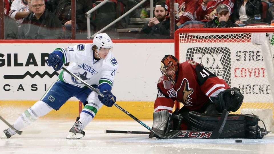 Loui Eriksson tries to score on Mike Smith