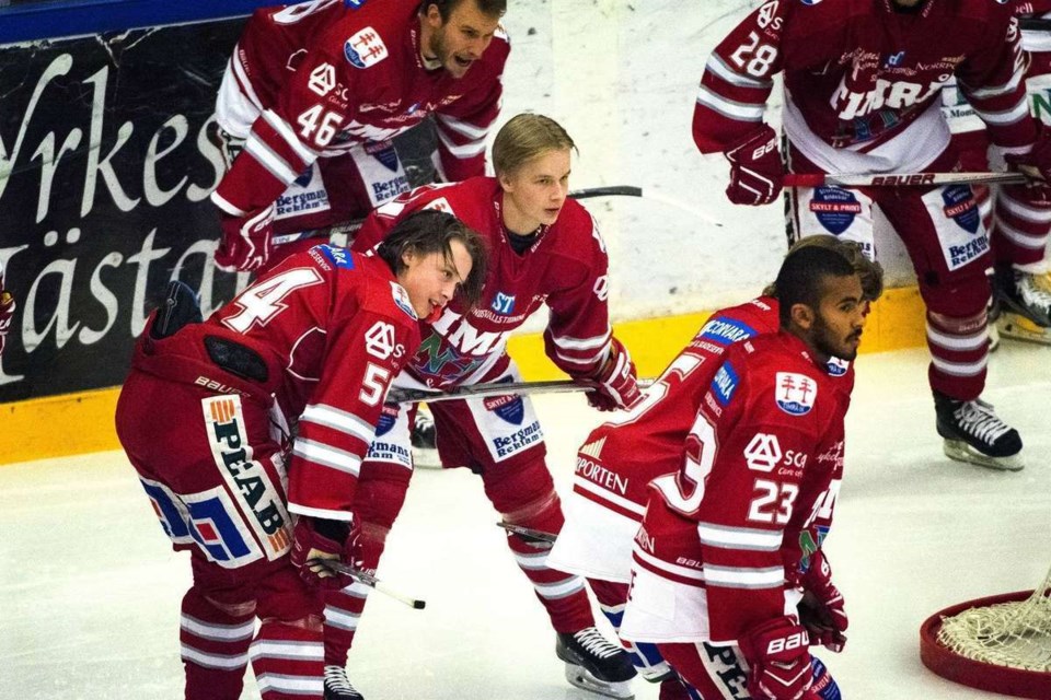 Jonathan Dahlen and Elias Pettersson are definitely not twins.