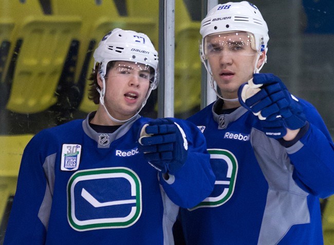 Ben Hutton teaches Nikita Tryamkin how to point